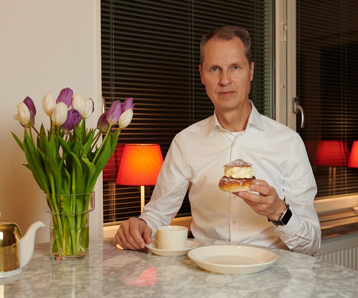 _DSC3399 Arto having the first semla of the season.