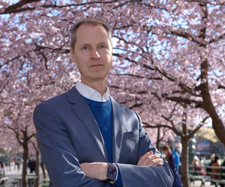 _DSC4629 Arto under the cherry blossom in Kungsträdgården.