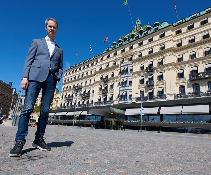 _DSC5301 Arto in front of Grand Hôtel.