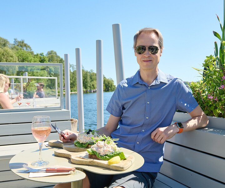 _DSC5675 Arto having toast skagen at Mälarpaviljongen.
