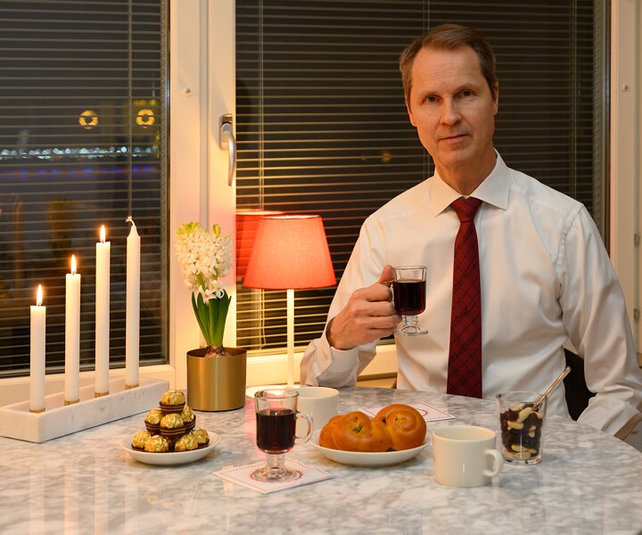 _DSC0025 Arto having glögg and lussekatt on the third advent Sunday.