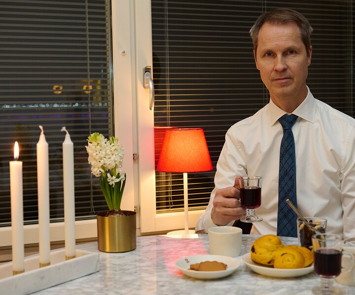 _DSC6996 Arto having glögg and lussekatt on the second advent Sunday.
