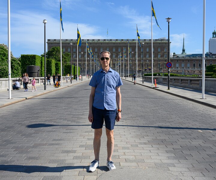 _DSC3161 Arto in front of the Royal Palace on Sweden's national day.