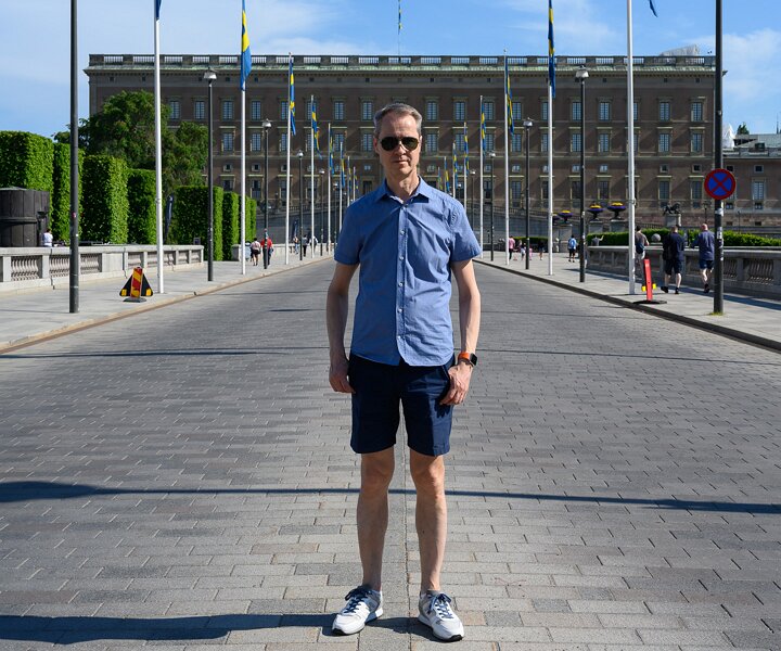 _DSC3167 Arto in front of the Royal Palace on Sweden's national day.