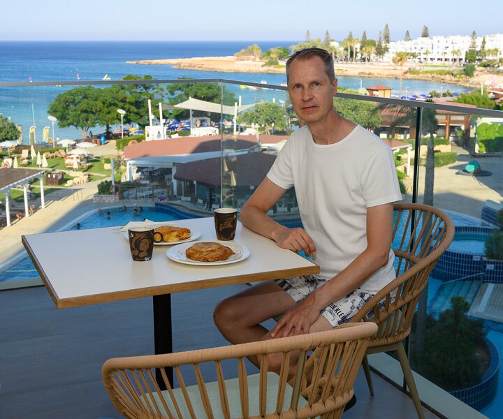 _DSC3490 Arto having afternoon coffee on the balcony at Capo Bay Hotel.