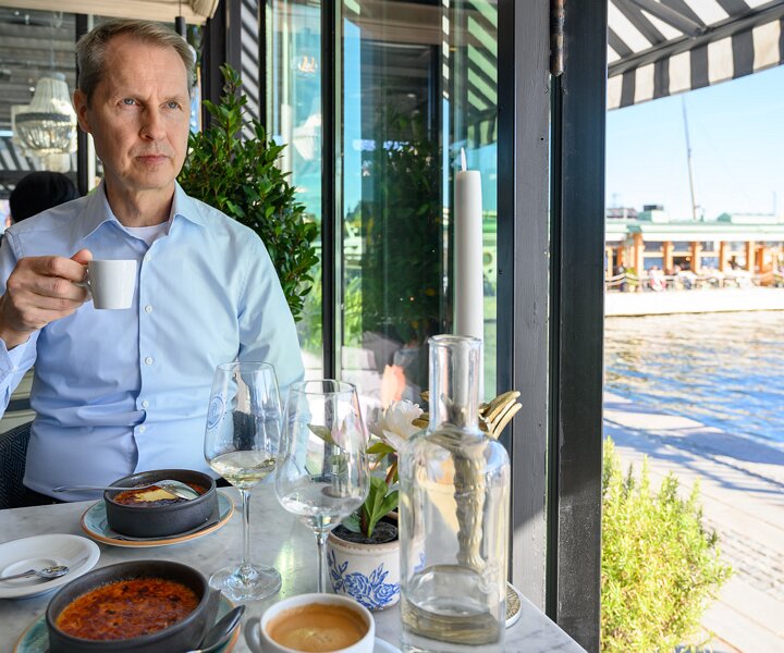 _DSC4282 Arto having coffee and dessert at Glashuset.