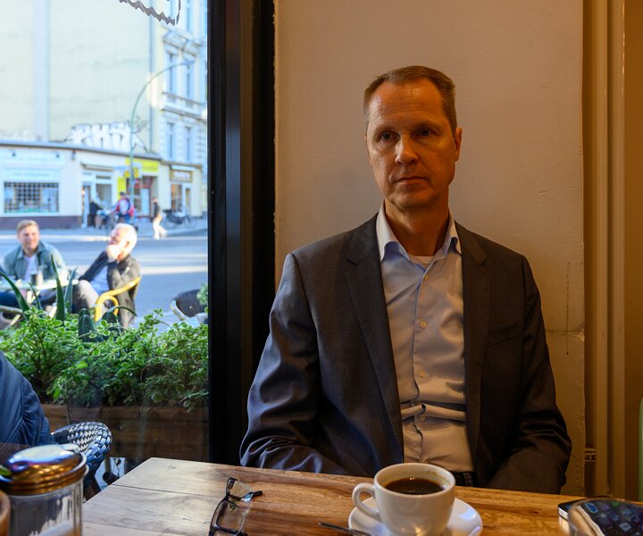 _DSC4452 Arto having coffee at Romeo und Romeo.