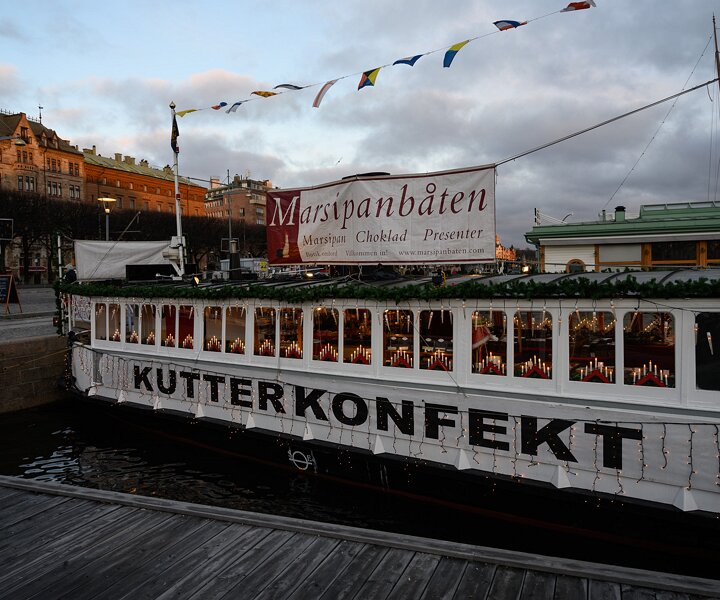 _DSC5252 The boat with marzipan confectionery at Strandvägen.