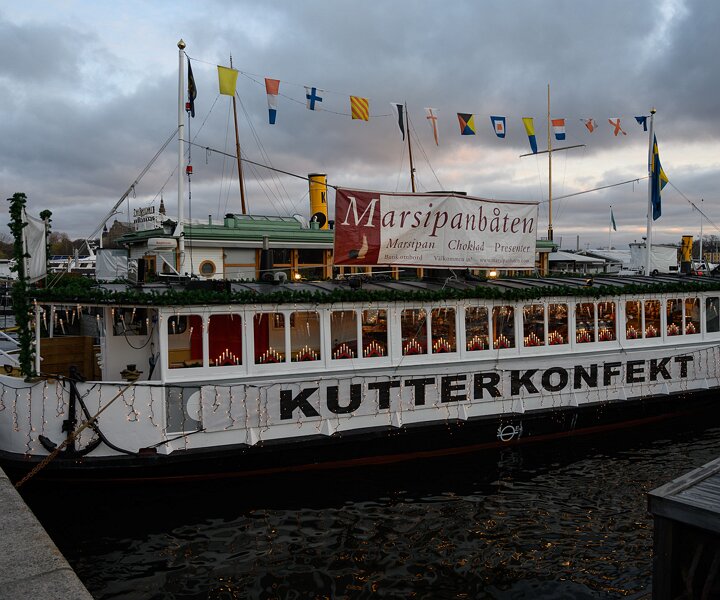 _DSC5259 The boat with marzipan confectionery at Strandvägen.