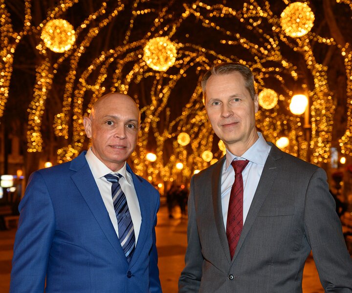 _DSC5772 Markos and Arto at Passeig del Born in Palma with its beautiful Christmas lights.