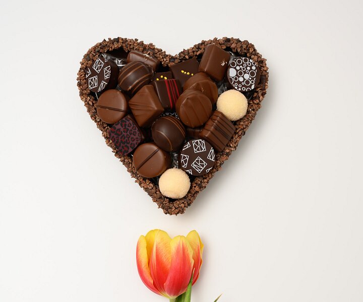 _DSC7465 Flower and chocolate heart for Valentine's.