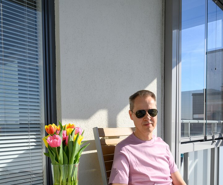 _DSC7633 Arto having coffee and enjoying the sun of spring on the balcony at Gärdet.