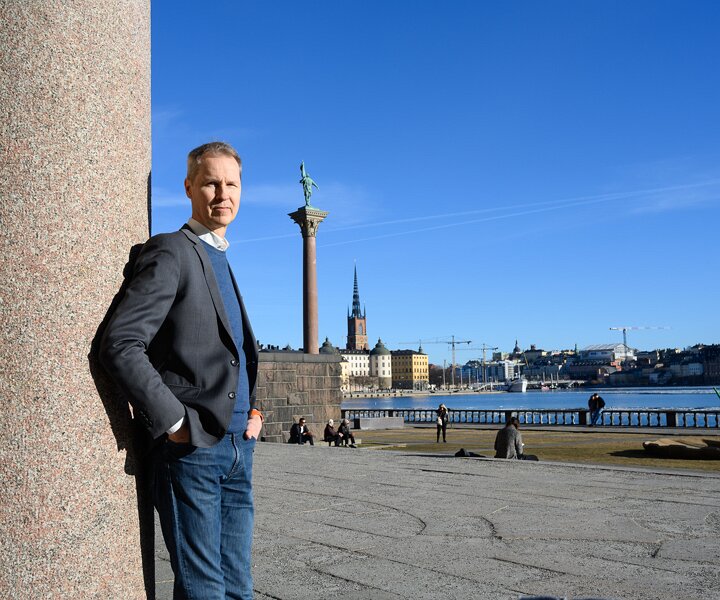 _DSC7664 Arto enjoying the sun of spring at the Stockholm City Hall.