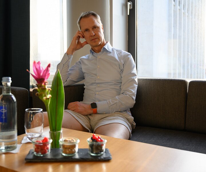 _DSC9787 Arto in the suite at the hotel in Berlin.