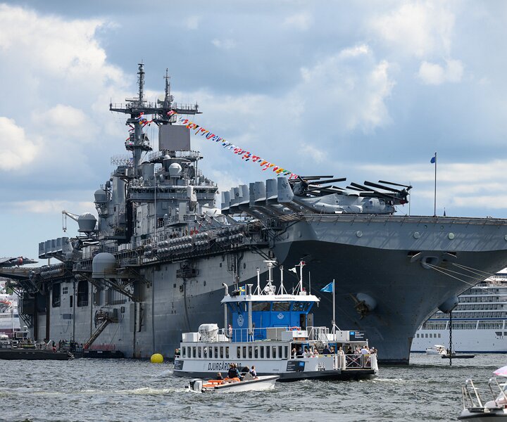 _DSC2960 An aircraft carrier in Stockholm.