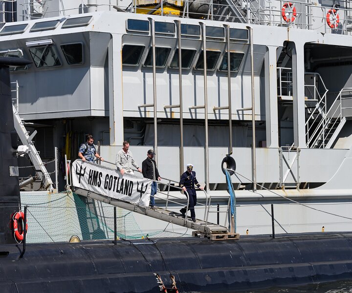 _DSC2974 Boarding a submarine.