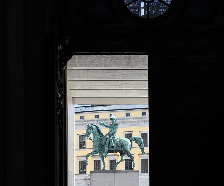 _DSC2998 Arto at the Royal Palace.
