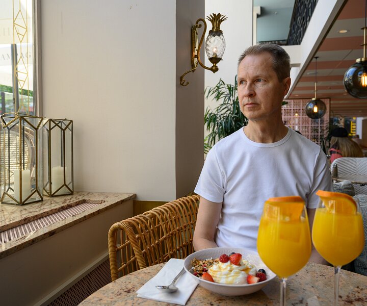 _DSC3016 Arto having breakfast at Gretas.