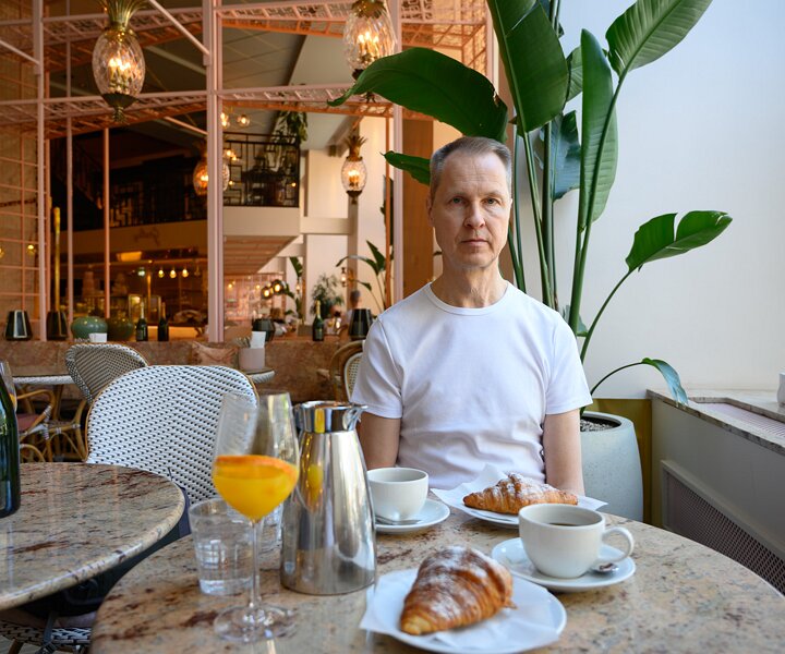 _DSC3026 Arto having breakfast at Gretas.