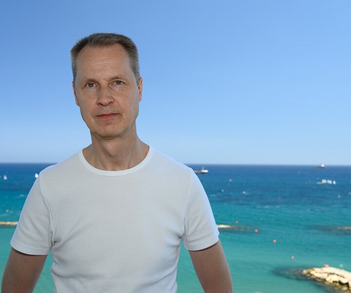 _DSC5128 Arto on the balcony of the hotel room in Limassol.
