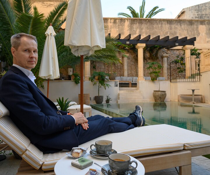 _DSC0445 Arto having coffee at the pool area at hotel Concepció by Nobis in Palma.